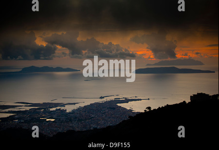 Eine Ansicht von Trapani und der Insel Favignana, genommen von der mittelalterlichen Stadt Erice in der Provinz von Trapani, Sizilien. Stockfoto