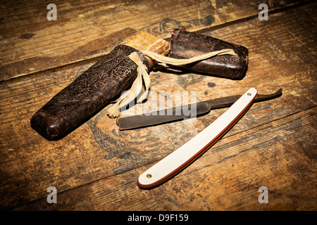 Rasierer auf einer Holzkiste Razor auf eine KUGELPUNZEN aus Holz Stockfoto