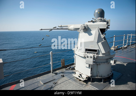 Ein Mk-38 Maschinengewehr System an Bord USS Pearl Harbor. Stockfoto