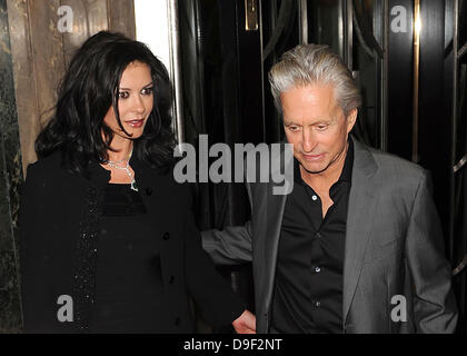 Catherine Zeta Jones und Ehemann Michael Douglas außerhalb Claridges Hotel in London London, England - 24.02.11 Stockfoto