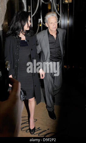 Catherine Zeta Jones und Ehemann Michael Douglas außerhalb Claridges Hotel in London London, England - 24.02.11 Stockfoto