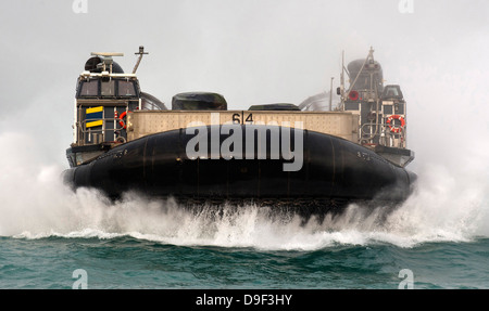 Ein Luftkissen Landungsboot nähert sich das Brunnen Deck der USS New Orleans. Stockfoto