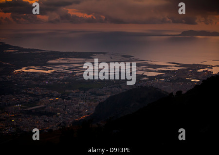 Eine Ansicht von Trapani und der Insel Favignana, genommen von der mittelalterlichen Stadt Erice in der Provinz von Trapani, Sizilien. Stockfoto