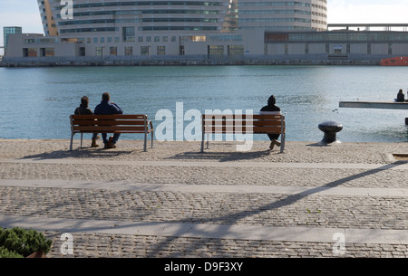 Leute sitzen am Meer promenade gegenüber Fähren-terminal im Hafen von Barcelona. Katalonien. Spanien Stockfoto