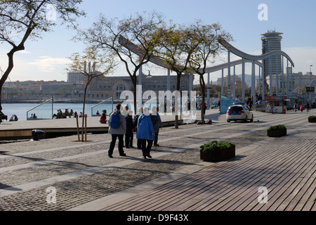 Menschen gehen auf Promenade Rambla de Mar am Hafen von Barcelona. Katalonien. Spanien Stockfoto