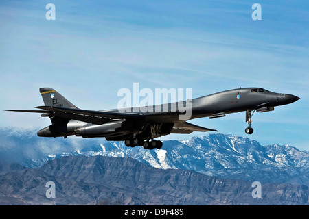 Eine US Luftwaffe B-1 b Lancer fährt für eine Ausbildungsmission. Stockfoto
