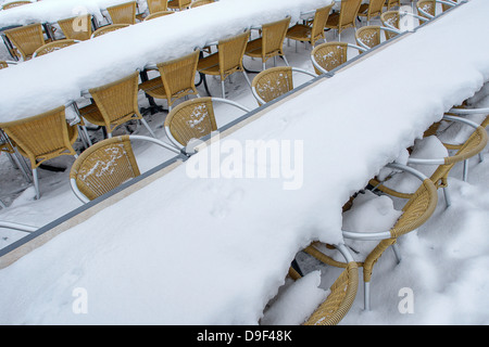 Verschneite Stühle und Tische von einem Restaurant, tief verschneiten Stühle und Tische in einem restaurant Stockfoto