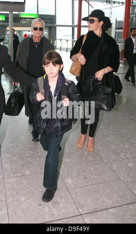 Michael Douglas, Catherine Zeta Jones Frau und Sohn Dylan Douglas am Heathrow Airport London, England - 25.02.11 Stockfoto