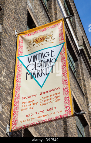 England, London, Shoreditch, Brick Lane, Vintage-Kleidung Markt Zeichen Stockfoto