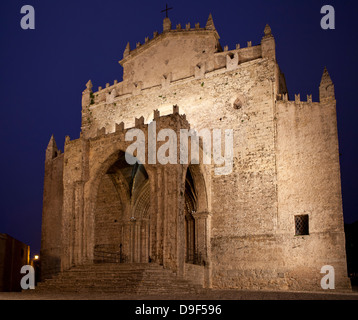 Chiesa Madre in der Nacht in Erice auf Sizilien. Stockfoto