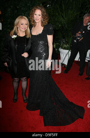 Jacki Weaver und Melissa Leo QVC Red Carpet Style Party statt im Four Seasons Hotel - Ankunft Los Angeles, Kalifornien - 25.02.11 Stockfoto