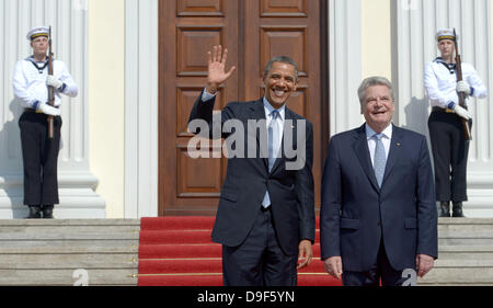 Berlin, Deutschland. 19. Juni 2013. German President Joachim Gauck (R) grüßt uns Präsident Barack Obama am Schloss Bellevue in Berlin, Deutschland, 19. Juni 2013. Foto: Rainer Jensen/Dpa/Alamy Live-Nachrichten Stockfoto