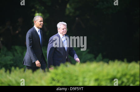 Berlin, Deutschland. 19. Juni 2013. German President Joachim Gauck (R) geht mit uns Präsident Barack Obama am Schloss Bellevue in Berlin, Deutschland, 19. Juni 2013. Foto: Kay Nietfeld/Dpa/Alamy Live News Stockfoto