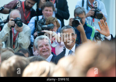 Berlin, Deutschland. 19. Juni 2013. US-Präsident Barack Obama spricht mit Schülerinnen und Schüler von John F. Kennedy School nach dem Empfang durch Bundespräsident Joachim Gauck am Schloss Bellevue in Berlin, Deutschland, 19. Juni 2013. Foto: Maurizio Gambarini/Dpa/Alamy Live News Stockfoto