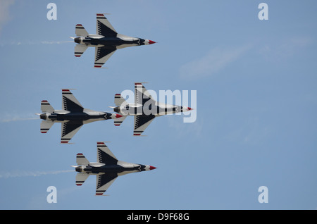 Die United States Air Force Thunderbirds Demonstration Squadron fliegen in Diamant-Formation in Lakeland, Florida. Stockfoto