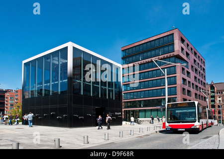 Bürogebäude und ein Pavillon von Informationen der Elbphilharmonie in der Hafen-Stadt-Bürogebäude und Informationen Pavi Stockfoto