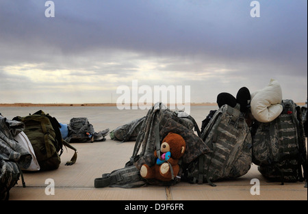 Soldatische Rucksäcke auf der Flightline auf Al Asad Air Base, Irak. Stockfoto