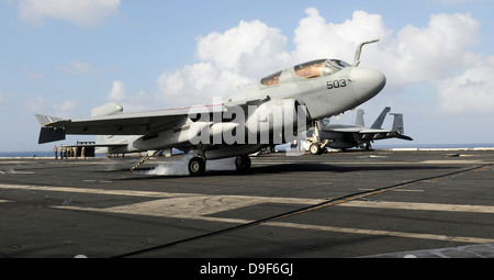 Ein E/A-6 b Prowler macht eine verhaftete Landung an Bord der USS Carl Vinson. Stockfoto