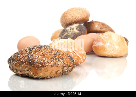 Frische Brötchen und Eiern gekocht, frische Brötchen und gekochten Eiern Stockfoto