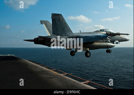 Arabisches Meer, 9. Januar 2012 - eine F/A-18F Super Hornet startet von der Nimitz-Klasse-Flugzeugträger USS John C. Stennis. Stockfoto