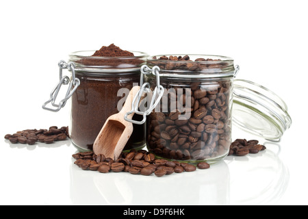 Frisch gemahlenen Kaffee und Kaffee Bohnen in Gläsern, frisch gemahlener Kaffee und Kaffeebohnen in Gläsern Stockfoto
