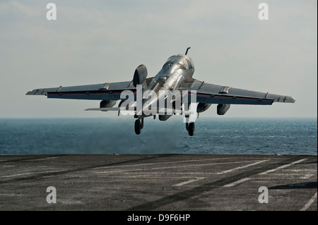 Arabisches Meer, 14. Januar 2012 - startet eine EA-6 b Prowler vom Flugzeugträger Nimitz-Klasse USS John C. Stennis. Stockfoto