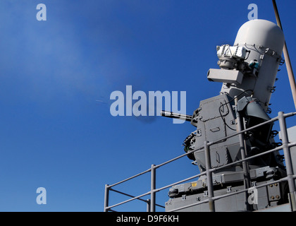 Ein Close-Waffensystem wird an Bord der USS Bunker Hill ausgelöst. Stockfoto