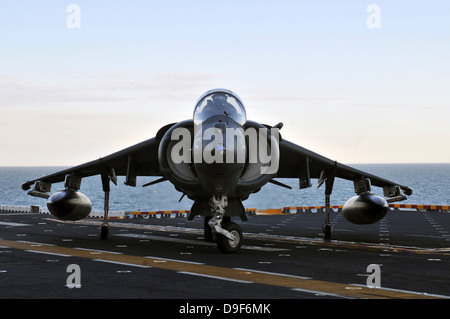 Ein AV-8 b Harrier Manöver auf dem Flugdeck der USS Kearsarge. Stockfoto