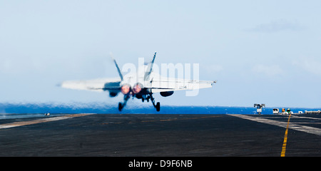 Eine F/A-18E Super Hornet startet ab dem Flugdeck der USS John C. Stennis. Stockfoto