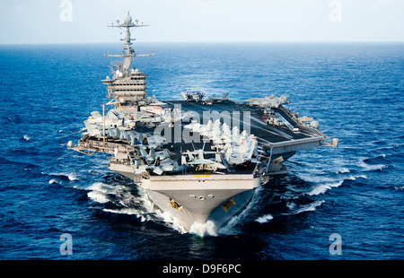 Pazifik, 9. Februar 2012 - Transite der Nimitz-Klasse-Flugzeugträger USS John C. Stennis des Pazifischen Ozeans. Stockfoto