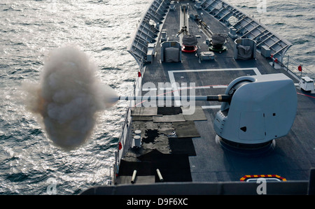 USS Cape St. George Brände sein MK-45 leichte 5-Zoll-Geschütz. Stockfoto