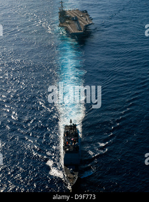 Schiffe aus der John C. Stennis Carrier Strike Group transit des Pazifischen Ozeans. Stockfoto