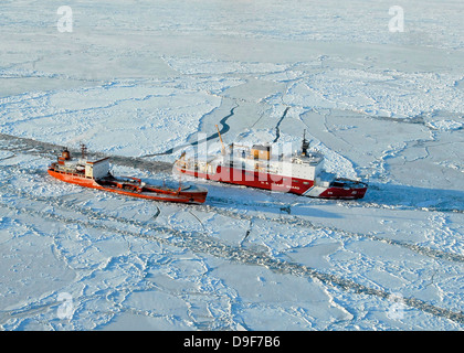 USCG Healy bricht Eis um eine Russisch-Flagge fahrenden Tanker südlich von Nome, Alaska. Stockfoto