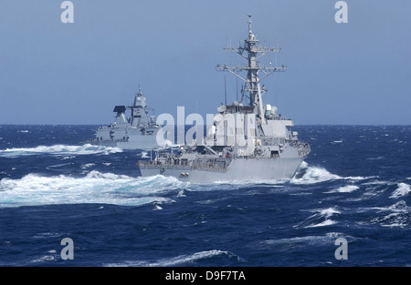 USS Carney Praktiken Abzweigung Taktik mit der deutschen Fregatte Sachsen. Stockfoto