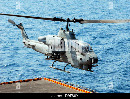 Ein AH-1W Super Cobra-Helikopter startet ab dem Flugdeck der USS Peleliu. Stockfoto