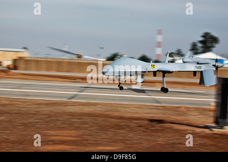 11. Januar 2010 - landet ein MQ - 1 C Sky Warrior unbemannten am Camp Taji, Irak. Stockfoto