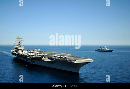 USS Harry S. Truman Kreuzfahrten entlang der deutschen Marine Fregatte FGS Hessen. Stockfoto