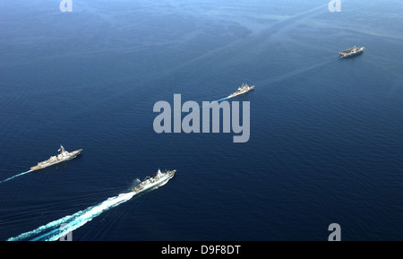 Deutschen Marine Fregatte FGS Hessen und der USS Harry S. Truman Fördermaschinegruppe Streik. Stockfoto