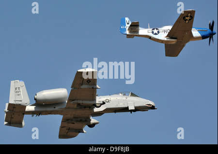 10. Oktober 2010 - führen die A-10A East Demonstration Team Flugzeuge und eine p-51 Mustang einen Erbe Flug über Arkansas. Stockfoto