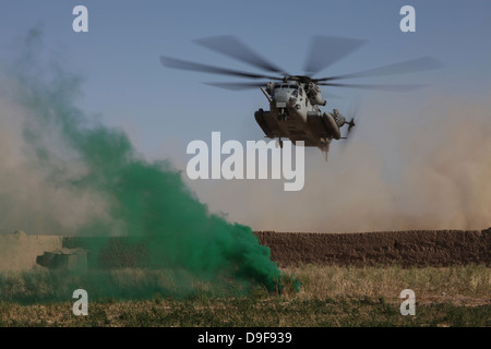 Ein Hubschrauber CH-53 Super Hengst bereitet in Afghanistan landen. Stockfoto