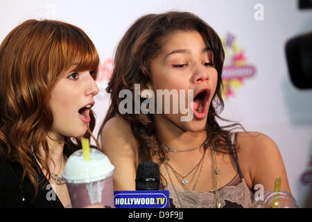 Zendaya Coleman & Bella Thorne Stars von Disney Channel Serienhits neue, die "Shake it Up!" ihre Unterschrift schütteln an Millionen von Milchshakes in Westfield Culver City Mall treffen.  Die Humane Society der Vereinigten Staaten erhalten 1 $ aus dem Verkauf von jedem Bella Thorne schütteln und PETA erhalten 1 $ aus dem Verkauf von jedem Zendaya Coleman schütteln verkauft. Bella Thorne schütteln: gemischte berrie Stockfoto