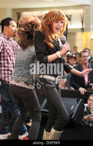 Zendaya Coleman & Bella Thorne Stars von Disney Channel Serienhits neue, die "Shake it Up!" ihre Unterschrift schütteln an Millionen von Milchshakes in Westfield Culver City Mall treffen.  Die Humane Society der Vereinigten Staaten erhalten 1 $ aus dem Verkauf von jedem Bella Thorne schütteln und PETA erhalten 1 $ aus dem Verkauf von jedem Zendaya Coleman schütteln verkauft. Bella Thorne schütteln: gemischte berrie Stockfoto