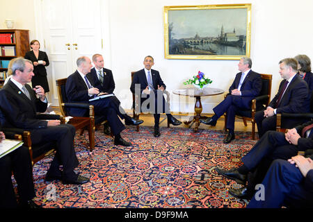 Berlin, Deutschland. 19. Juni 2013. US Präsident Barack Obama (4thL) plaudert mit Bundespräsident Joachim Gauck (3dr) am 19. Juni 2013 in Schloss Bellevue Präsidentenpalast in Berlin zu Beginn ihres Treffens. Barack Obama auf Kennedys Spuren wandeln diese Woche bei seinem ersten Besuch als US-Präsident in Berlin jedoch ein mächtiger und skeptisch gegenüber Deutschland in Gespräche über Handels- und geheime Überwachungspraktiken zu begegnen. AFP PHOTO / ROBERT MICHAEL/Dpa/Alamy Live-Nachrichten Stockfoto