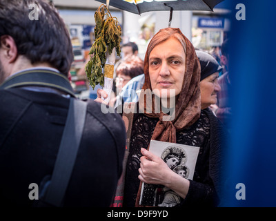 Menschen auf die Prozession organisiert aus Protest gegen die Demonstration für den internationalen Tag gegen Homophobie in Tiflis. Stockfoto