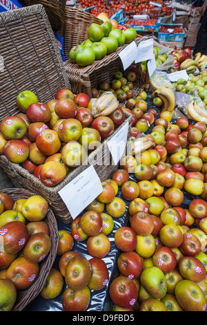 England, London, Southwark, Borough Market, Anzeige der Äpfel Stockfoto