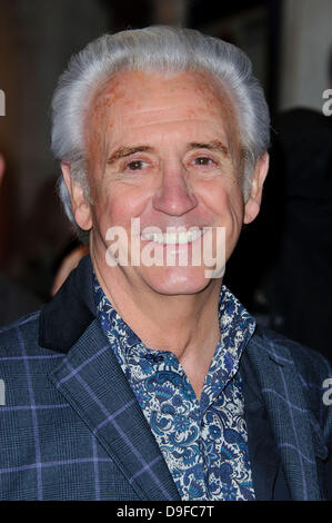 Tony Christie Million Dollar Quartet - Presse-Nacht im Noel Coward Theatre statt - Ankünfte. London, England - 28.02.11 Stockfoto