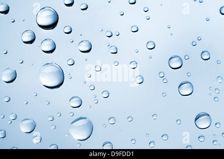 Abstrakte Makro Fotohintergrund mit Wasser fällt auf Glas Stockfoto