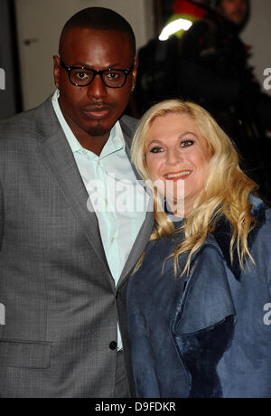 Ben Ofoedu und Vanessa Feltz an "The Wizard of Oz" drücken Sie die Nacht im Palladium Theatre - Ankünfte London, England - 01.03.11 statt Stockfoto