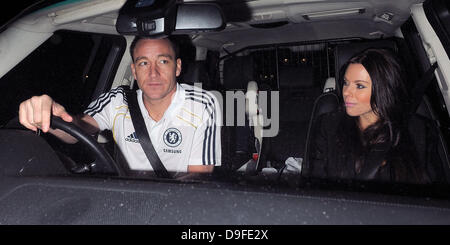 FC Chelsea-Spieler John Terry verlassen Stamford Bridge mit seiner Frau Toni Terry, Teil der Seite, die Manchester United 2: 1 zu schlagen gewesen. London, England - 01.03.11 Stockfoto