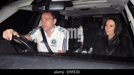 FC Chelsea-Spieler John Terry verlassen Stamford Bridge mit seiner Frau Toni Terry, Teil der Seite, die Manchester United 2: 1 zu schlagen gewesen. London, England - 01.03.11 Stockfoto